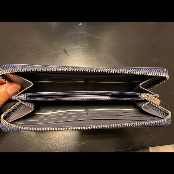 Authentic Coach Wallet. - Picture 4 of 5